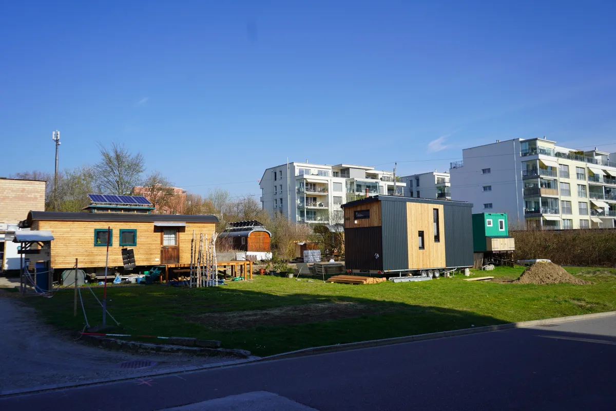 Die Siedlung von Tiny Houses an der Binzackerstrasse.
